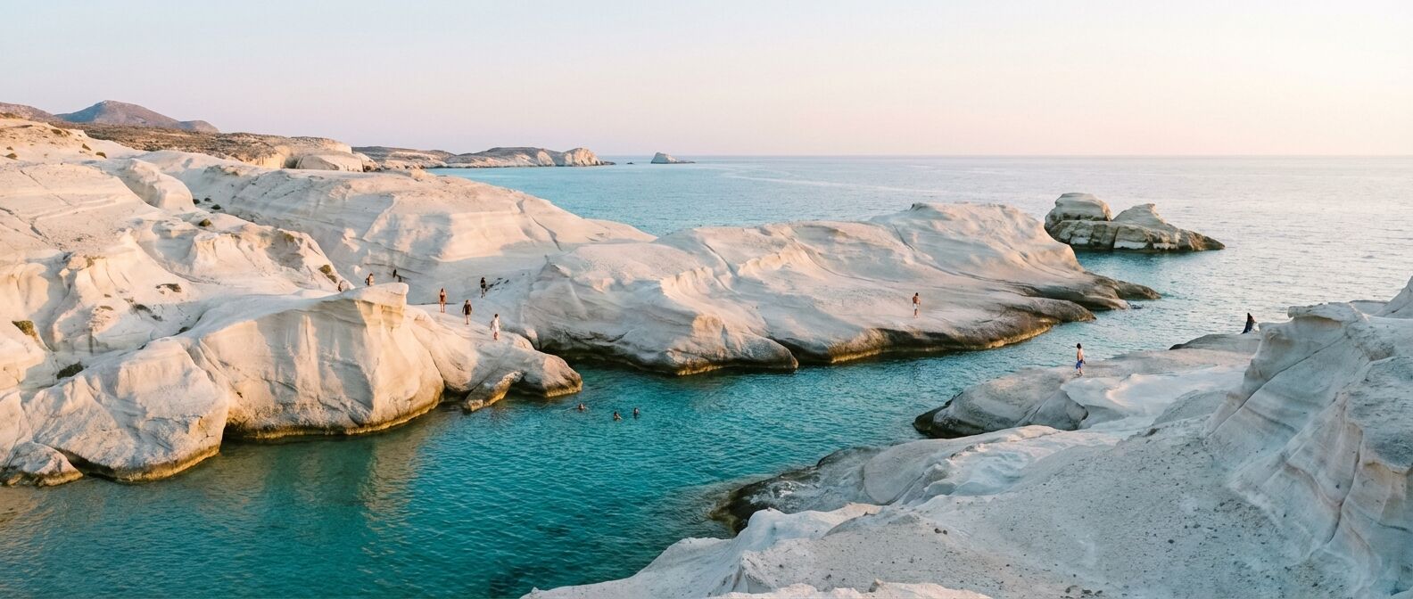 Découvrez Milos, une île grecque aux paysages à couper le souffle et à l'histoire millénaire. Partez en voyage pour explorer ses panoramas spectaculaires et son riche patrimoine.